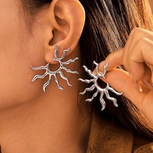 Pendientes de Moda Personalizados con Diseño de Girasol Grande, Pendientes Exagerados de Acero Inoxidable con Color PVP, Venta al por Mayor para Mujer - Product Image 3