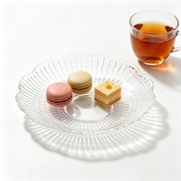 Großhandel: Transparente, strukturierte Glasuntertasse mit Wellenrand – Moderne Schale für Desserts, Obst, Nüsse, Snacks und als Untersetzer für den Tischservice
