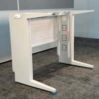 Cadre de table blanc moderne et durable avec organisateur de câbles, perforations de protection, système de verrouillage puzzle et pieds de nivellement modulaires pour bureaux, ordinateurs et laboratoires