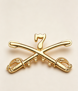 ตราสัญลักษณ์โลหะรูปดาบไขว้กองทหารม้าที่ 7 แบบกำหนดเอง ชุบนิกเกิลสีทอง ตราเข็มกลัดติดปกเสื้อทหารม้าสหรัฐฯ - Product Image 1