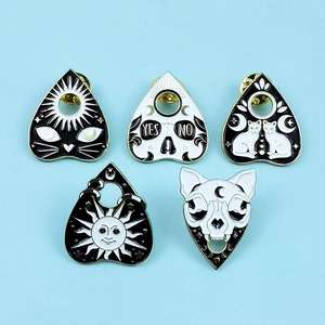 股票卡哇伊卡通代词金属别针猫心他他她的软珐琅别针童话主题铸造技术完美纪念品 - Product Image 1