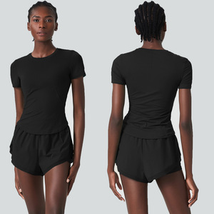 Vente en gros Ensemble 2 pièces d'entraînement pour femmes T-shirt ample à manches courtes et short 2 en 1 à empiècement en maille Ensemble de gymnastique tennis badminton - Product Image 6