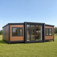 Maison conteneur moderne extensible pour l'hébergement des clients de complexe hôtelier, cabane pliable effet bois avec porte coulissante pleine hauteur