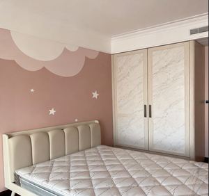 Armario de Dormitorio de Madera Maciza Personalizado con Paneles de Puerta Tallados, Compartimentos de Almacenamiento Ocultos y Percheros Extraíbles para Dormitorio - Product Image 6