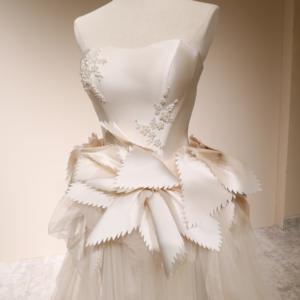 Nouvelle <span class=keywords><strong>Robe</strong></span> <span class=keywords><strong>de</strong></span> <span class=keywords><strong>Mariée</strong></span> Royale en Satin Blanc 2026, Bustier Queue <span class=keywords><strong>de</strong></span> Sirène, Fleurs Tridimensionnelles, Perles et Feuilles, Dos Lacé - Product Image 4