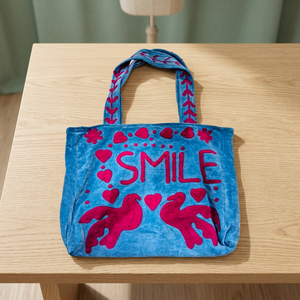 กระเป๋าโท้ทกำมะหยี่สีน้ำเงินสั่งทำขายส่ง พร้อมลายปักอักษร SMILE สีแดง รูปหัวนกพิราบ หัวใจ และลายดอกไม้สุดเก๋ - Product Image 6
