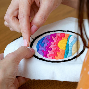 Patch brodé circulaire avec motif coucher de soleil arc-en-ciel, appliqué en tissu à coudre - Product Image 1