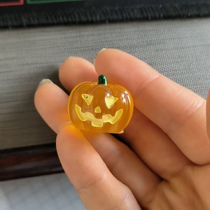 Matériaux de décoration d'Halloween : Petits ornements en résine de citrouille démoniaque, accessoires DIY de citrouille et de maïs phosphorescents - Product Image 1