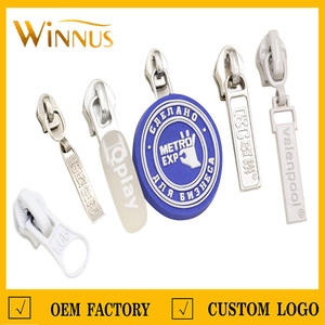 Abrigo chaqueta mochila bolsa Zip Pull personalizado 3D en relieve logo cordón lengüetas rectángulo cuadrado ovalado suave Pvc goma tirador de cremallera - Product Image 3