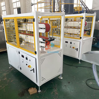 Machine d'extrusion pour la production de bandes d'étanchéité pour portes et fenêtres en PVC, TPE, TPV, TPU, TPR flexibles en plastique