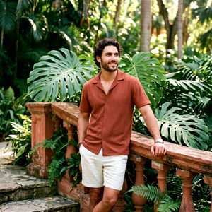 Service OEM sur mesure en gros – Ensemble unisexe chemise marron rouillé à manches courtes et short blanc, style jardin tropical, marque privée - Product Image 1