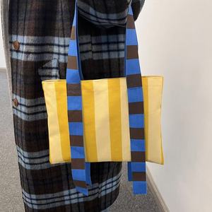 Sac fourre-tout en toile rayé personnalisé avec monogramme pour femme, élégant et décontracté, idéal pour le shopping et la plage, avec fermeture éclair, toutes saisons CCB-042801 - Product Image 5