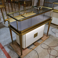 Ensemble de comptoirs de présentation de bijoux personnalisés avec cadre en métal doré et verre, éclairage LED pour les boutiques de bijoux haut de gamme