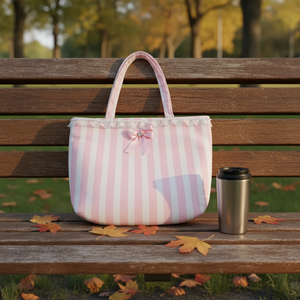 Bolsa <span class=keywords><strong>de</strong></span> Lona Personalizable al por Mayor con Rayas Rosas y Blancas, Lazo y Ribete Festoneado para Viajes - Product Image 5