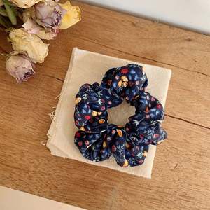 Jiamu Coréen Ins Tendance : Chouchous en satin à motifs floraux pour femmes et filles, style français élégant et vintage, vente en gros usine - Product Image 4