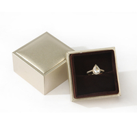 Option de logo personnalisé en gros pour boîte à bijoux avec couvercle et base pour bagues et boucles d'oreilles, dotée d'une doublure en éponge noire rigide et spéciale
