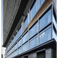Système de mur-rideau en verre en alliage d'aluminium avec vitrage isolant à faible émissivité et cadre thermolaqué pour projets de construction commerciale OEM