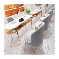 Ensemble de table et de chaises de salon de manucure à la mode Sièges en peluche verte Garniture dorée Design fonctionnel pour les affaires d'art des ongles