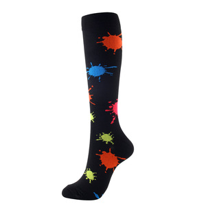 Usine de fabrication de chaussettes de compression sportives, chaussettes de ski montantes au-dessus du genou, bas élastiques, chaussettes de compression en nylon tricoté à pois - Product Image 5