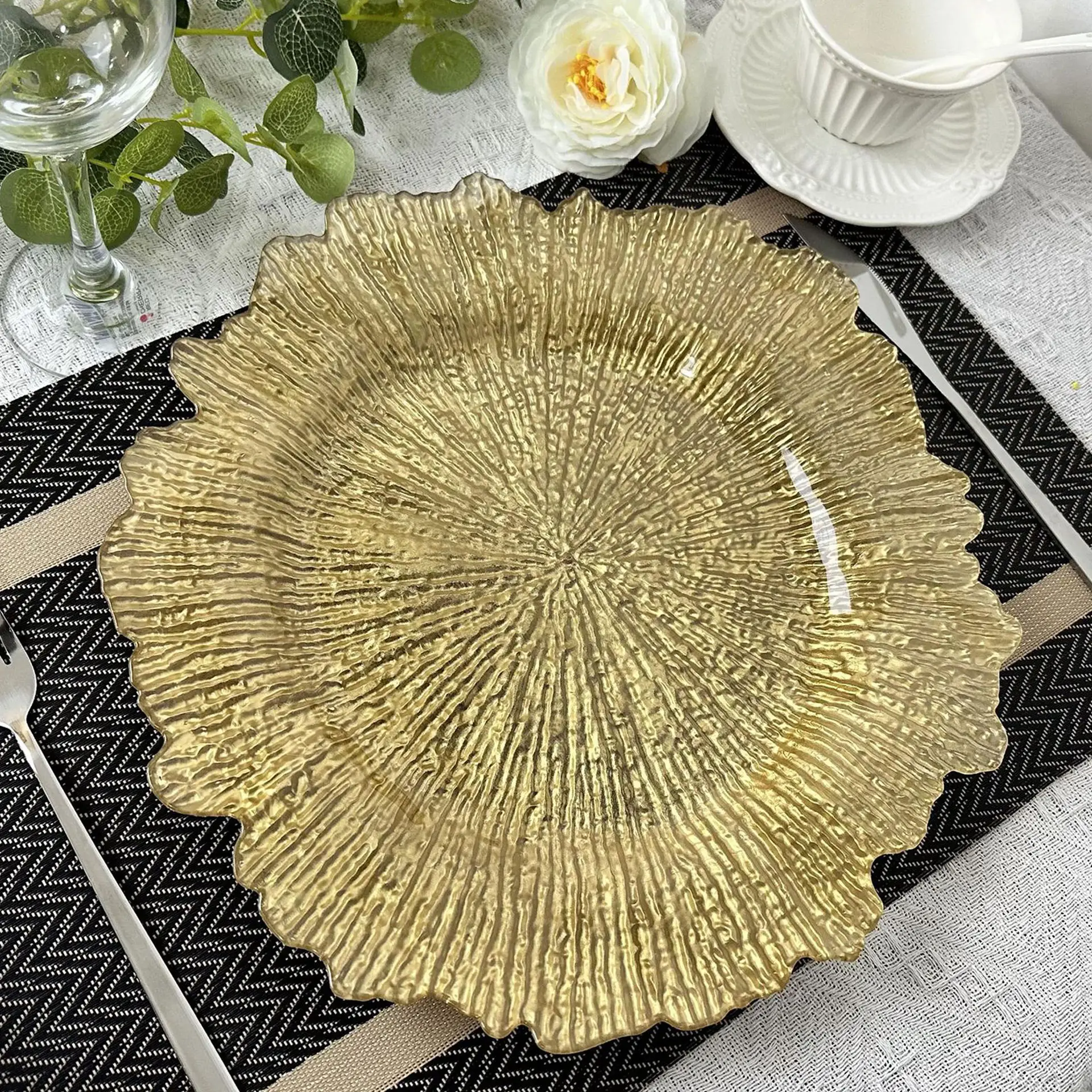 Wholesale 13 inch Gold Reef Charger Plates Plastic Dinner Party Table Chargers Under Plates Wedding Event Golden Charger Plates