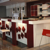 Comptoir de bar de luxe personnalisé pour villa rouge blanc Surface solide Pièce Station de bar et comptoir Comptoir de bar en cristal