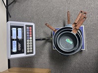 Ensemble de cuisine 21 pièces au design nordique raffiné, comprenant une casserole à lait de 18 cm, une poêle profonde de 28 cm, une plaque à pizza de 28 cm, des gants et un kit de repas haut de gamme