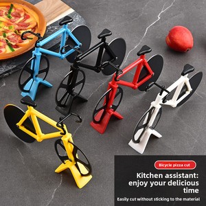 Utensili per <span class=keywords><strong>Pizza</strong></span>: Tagliapizza a Forma di Bicicletta in Acciaio Inox con Telaio in ABS Verniciato Antiaderente, Gadget da Cucina per Uso Domestico - Product Image 2
