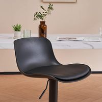 Tabouret de bar moderne et abordable de style nordique avec pieds noirs, coussin en cuir PU et dossier en plastique