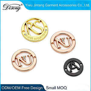 Étiquette métallique ronde ajourée de luxe avec logo découpé en lettres alphabétiques pour vêtements - Product Image 6