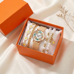 Ensemble de luxe 5 pièces : Montre pour femme avec 4 bracelets, cadran Amour Éternel, perles dorées et marguerites – Parure de bijoux tendance pour femme - Product Image 1