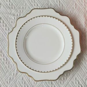 Service d'assiettes en porcelaine fine à bord ondulé, forme de pétale irrégulière, assiettes de présentation en céramique, motif personnalisé, bord doré, logos sur mesure - Product Image 3