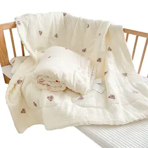 Nuevo diseño suave cuatro capas algodón bebé manta dibujos animados bordado bebé toallas y mantas
