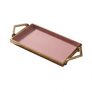 Plateau de service rectangulaire moderne en métal émaillé rose avec poignées latérales géométriques en laiton, décoratif pour table basse, coiffeuse et présentoir à parfums - Product Image 1