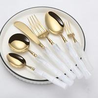 Ensemble de couverts de luxe rétro en acier inoxydable 304, finition miroir, couteau à steak et fourchette, manche en bambou et acrylique blanc, style occidental
