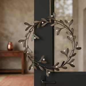 Corona de Hojas Metálicas Rústicas Hechas a Mano, Flores Decorativas Redondas, Adorno Navideño para Pared, Sin Luces, Paquete Individual - Product Image 2