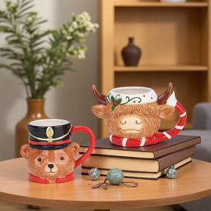 Tazas de Cerámica con Animales Esculpidos en 3D de Redeco Wholesale, Diseño de Vaca Highland y Oso Guardián, Logotipo Personalizado al por Mayor para Hoteles, Cafés, Regalos Corporativos y Navideños - Product Image 1
