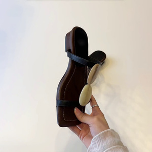 Sandalias de cuero genuino transpirables de tacón bajo, estilo romano elegante, con punta cuadrada y abierta, de una sola pieza, estilo francés, de tamaño pequeño - Product Image 3