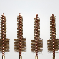 Brosse de nettoyage de canon en bronze et acier inoxydable, design léger, pour le tir et la chasse, scène d'éclairage sur fond blanc