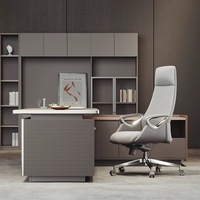 Ensemble de mobilier de bureau de direction incurvé de luxe, bureau de PDG moderne en bois avec armoire latérale et fauteuil en cuir