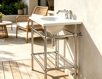 Meuble-lavabo en acier inoxydable chromé poli avec pieds pour grand plan de toilette postmoderne en Carrara et double vasque sous plan
