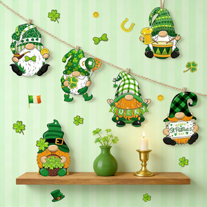 緑の格子縞模様の木製吊り下げレプラコーンオーナメント15個。お祭りのポーズをとっています。 ジュートロープを使用すると、聖パトリックの日に最適です。 - Product Image 5