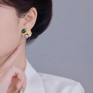 Boucles d'oreilles clous pour femmes, style médiéval français, romantique, élégant, exquis, géométrique, zircon, plaqué or, vintage, luxe, imitation perle - Product Image 6