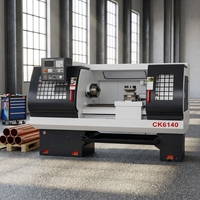 Tour CNC CK6140, horizontal, à broche simple, robuste, adapté au traitement des métaux, avec fonctions numériques.