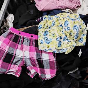 Nuovo arrivo pantaloncini essenziali per donna pantaloni vestiti usati vendita di seconda mano vestiti in linea cinese negozio alla rinfusa - Product Image 1