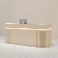 Comptoir de réception contemporain en panneaux cannelés crème, style minimaliste, avec éclairage LED, pour salon de beauté