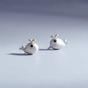 Los pendientes pequeños con diseño de ballena que rocían agua son simples, modernos, lindos, pequeños y asimétricos para mujeres. They - Product Image 6
