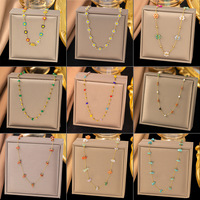 Collier pendentif fleur en acier inoxydable plaqué or 18 carats pour femme, imitation perle colorée, vente en gros Novirassine, cadeau tendance