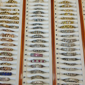 VVVs Moissanite उच्च गुणवत्ता वाली राईसन ग्रा ने चांदी की सफेद और 18k सोने के साथ दांतों को थोक ग्रिल किया - Product Image 1