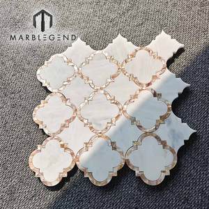 Mosaico di lusso artigianale <span class=keywords><strong>a</strong></span> forma di lanterna con conchiglie e marmo bianco misto, realizzato con tecnica waterjet per pareti e pavimenti di ville. - Product Image 1