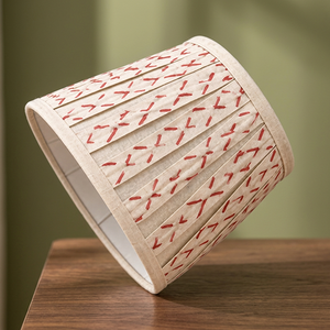 Pantalla de Lámpara Flexible de Algodón Premium |   Pantalla de lámpara de tela cónica hecha a mano con patrón de costura abstracto rojo y ribete natural - Product Image 3